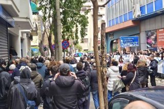 Πρωτοφανής κινητοποίηση υπέρ του διευθυντή του ΓΕΛ Παπάγου